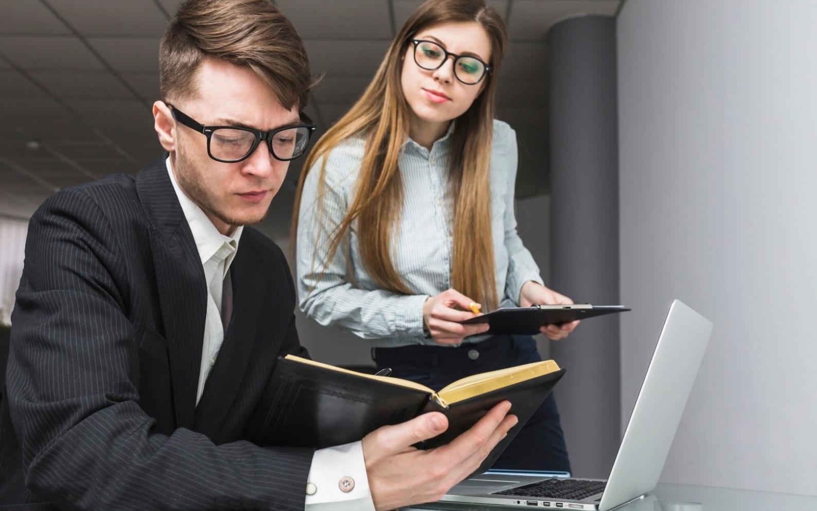 Professionelle Teamschulung in modernem Seminarraum